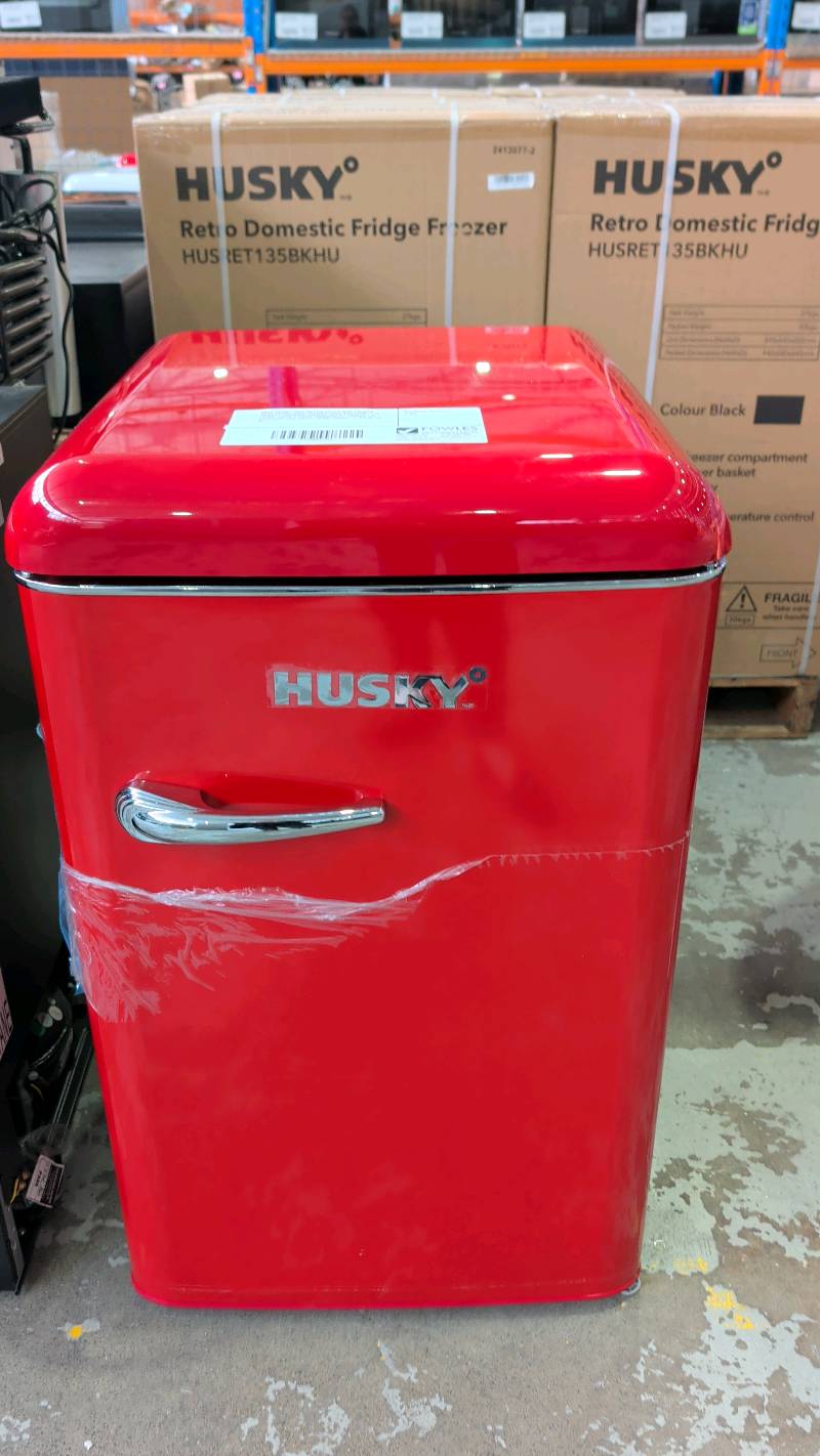 NEW HUSKY RED RETRO STYLE BAR FRIDGE, HUSRET135RDHU, FRIDGE WITH FREEZER, 118 LITRE, WITH 2 YEAR WARRANTY **CRACK ON EXTERIOR TOP RIGHT HAND FRONT - SOLD AS IS** NEW HUSKY RED RETRO STYLE BAR FRIDGE, HUSRET135RDHU, FRIDGE WITH FREEZER, 118 LITRE, WITH 2 YEAR WARRANTY **CRACK ON EXTERIOR TOP RIGHT HAND FRONT - SOLD AS IS**