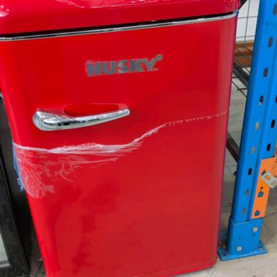 NEW HUSKY RED RETRO STYLE BAR FRIDGE, HUSRET135RDHU, FRIDGE WITH FREEZER, 118 LITRE, WITH 2 YEAR WARRANTY **CRACK ON EXTERIOR TOP RIGHT HAND FRONT - SOLD AS IS**