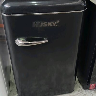 NEW HUSKY BLACK RETRO STYLE BAR FRIDGE, HUSRET135BKHU, FRIDGE WITH FREEZER, 118 LITRE, WITH 2 YEAR WARRANTY NEW HUSKY BLACK RETRO STYLE BAR FRIDGE, HUSRET135BKHU, FRIDGE WITH FREEZER, 118 LITRE, WITH 2 YEAR WARRANTY