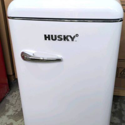 NEW HUSKY WHITE RETRO STYLE BAR FRIDGE, HUSRET135WHHU, FRIDGE WITH FREEZER, 118 LITRE, WITH 2 YEAR WARRANTY NEW HUSKY WHITE RETRO STYLE BAR FRIDGE, HUSRET135WHHU, FRIDGE WITH FREEZER, 118 LITRE, WITH 2 YEAR WARRANTY
