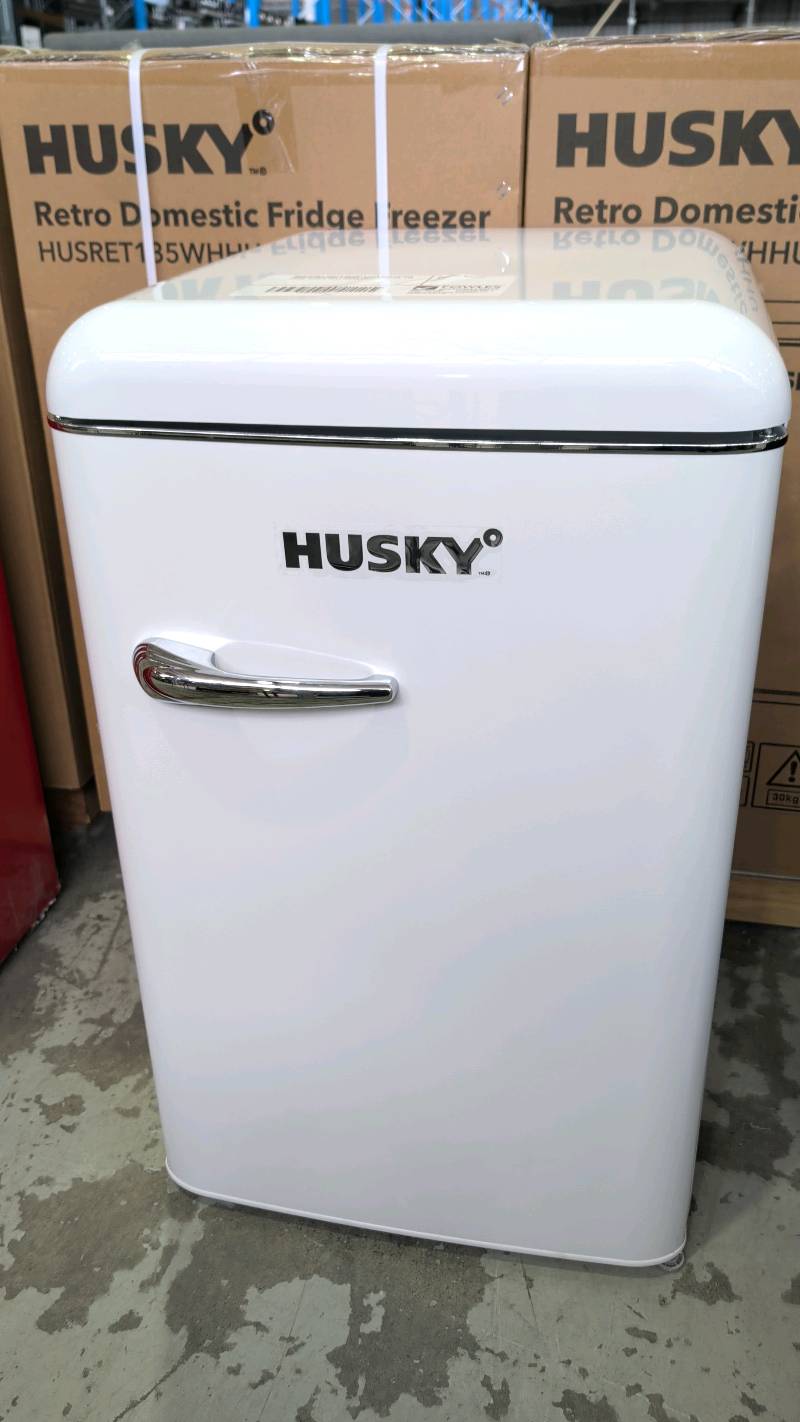 NEW HUSKY WHITE RETRO STYLE BAR FRIDGE, HUSRET135WHHU, FRIDGE WITH FREEZER, 118 LITRE, WITH 2 YEAR WARRANTY NEW HUSKY WHITE RETRO STYLE BAR FRIDGE, HUSRET135WHHU, FRIDGE WITH FREEZER, 118 LITRE, WITH 2 YEAR WARRANTY