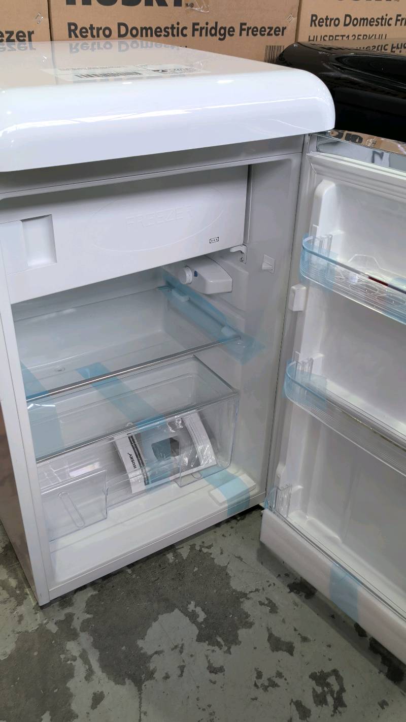 NEW HUSKY WHITE RETRO STYLE BAR FRIDGE, HUSRET135WHHU, FRIDGE WITH FREEZER, 118 LITRE, WITH 2 YEAR WARRANTY NEW HUSKY WHITE RETRO STYLE BAR FRIDGE, HUSRET135WHHU, FRIDGE WITH FREEZER, 118 LITRE, WITH 2 YEAR WARRANTY