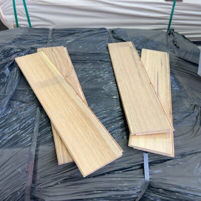 2 SMALL PALLETS OF ENGINEERED FLOORING 2 SMALL PALLETS OF ENGINEERED FLOORING